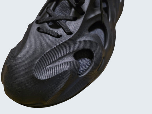 Czarne sneakersy adidas adiFOM Q z piankową cholewką i tekstylną skarpetą, oferowane przez Latające Wieszaki