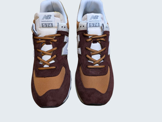 Buty sportowe New Balance 574 od Latające Wieszaki w odcieniach brązu i beżu z zamszowymi wstawkami