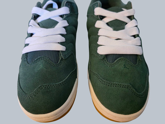 Męskie sneakersy Jordan Latające Wieszaki z zielonego zamszu z białymi sznurowadłami i logo Jumpman na drewnianym tle