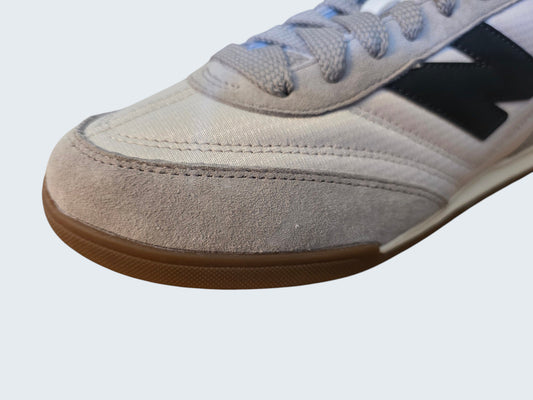 Męskie buty sportowe Latające Wieszaki New Balance URC42 w kolorze szarym z zamszu i materiału z gumową podeszwą