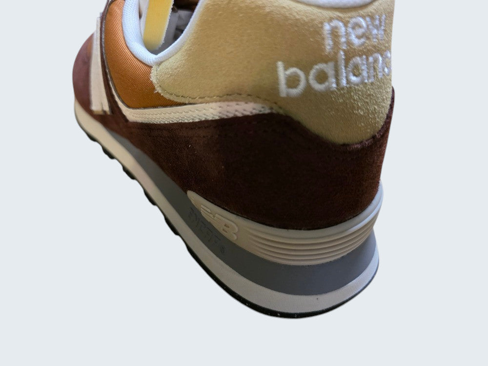 Buty sportowe New Balance od Latające Wieszaki w kolorach brązowym i beżowym z zamszowymi detalami na pięcie