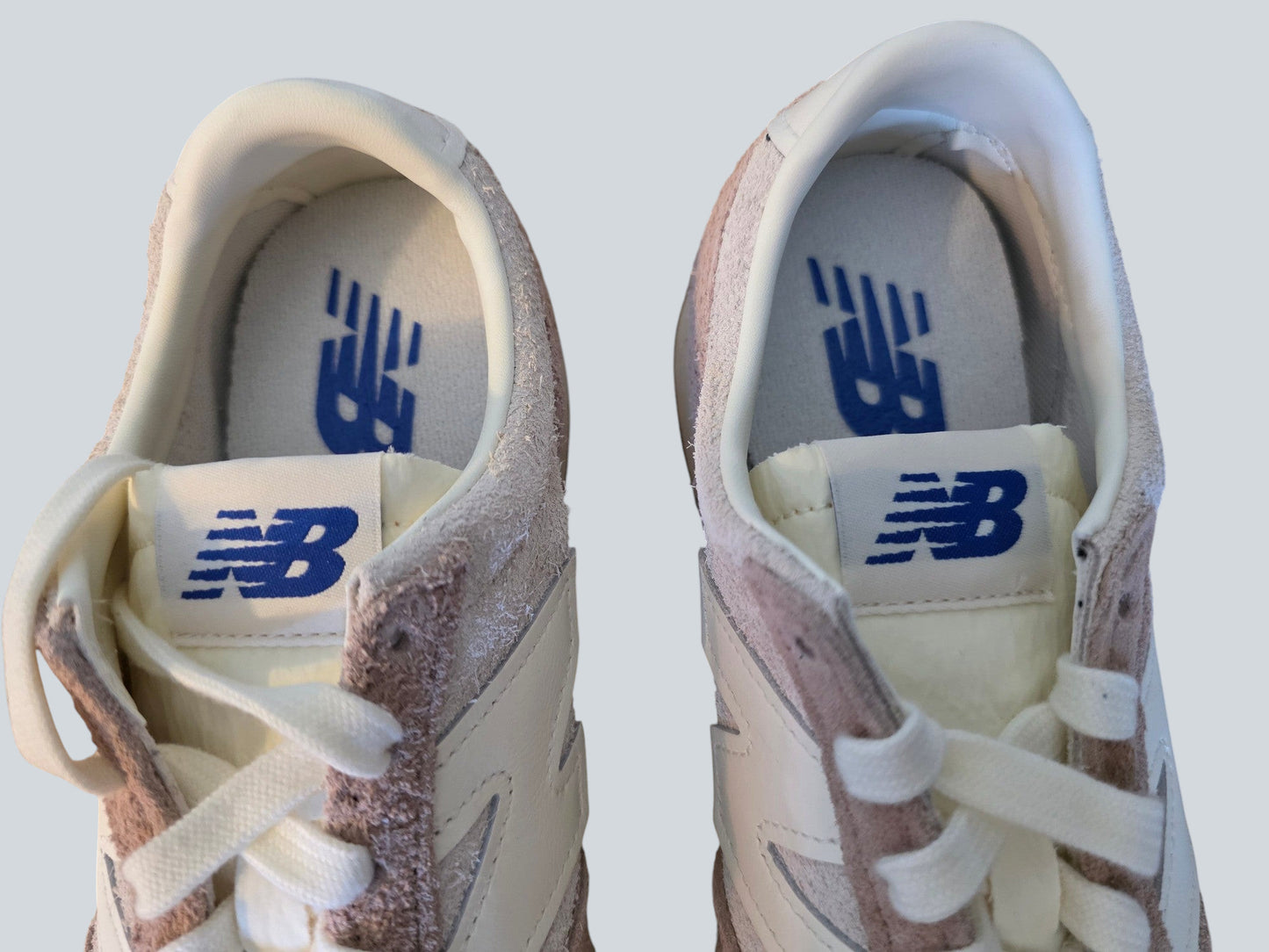 Damskie sneakersy Latające Wieszaki New Balance z zamszu w odcieniach różu i beżu z widocznym logo na wkładkach