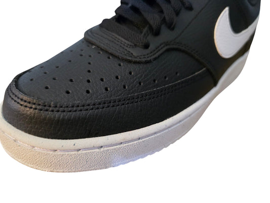 Czarne sneakersy Nike Court Vision Low z białym logo Swoosh i perforowaną cholewką ze sklepu Latające Wieszaki