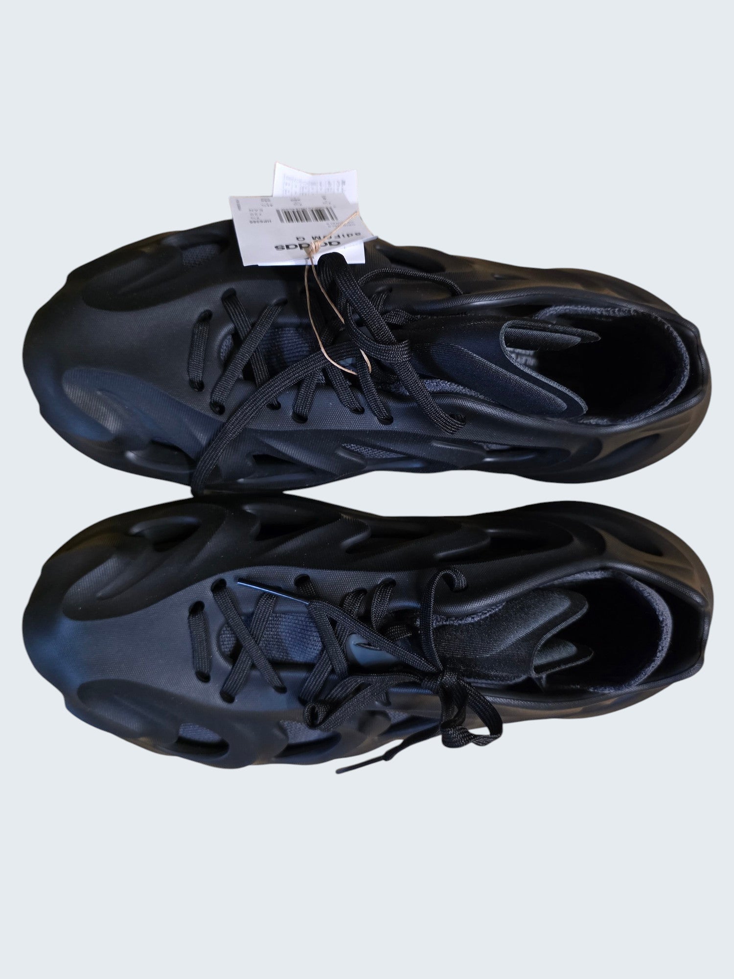 Czarne sneakersy adidas adiFOM Q od Latające Wieszaki z futurystyczną piankową cholewką i tekstylną skarpetą