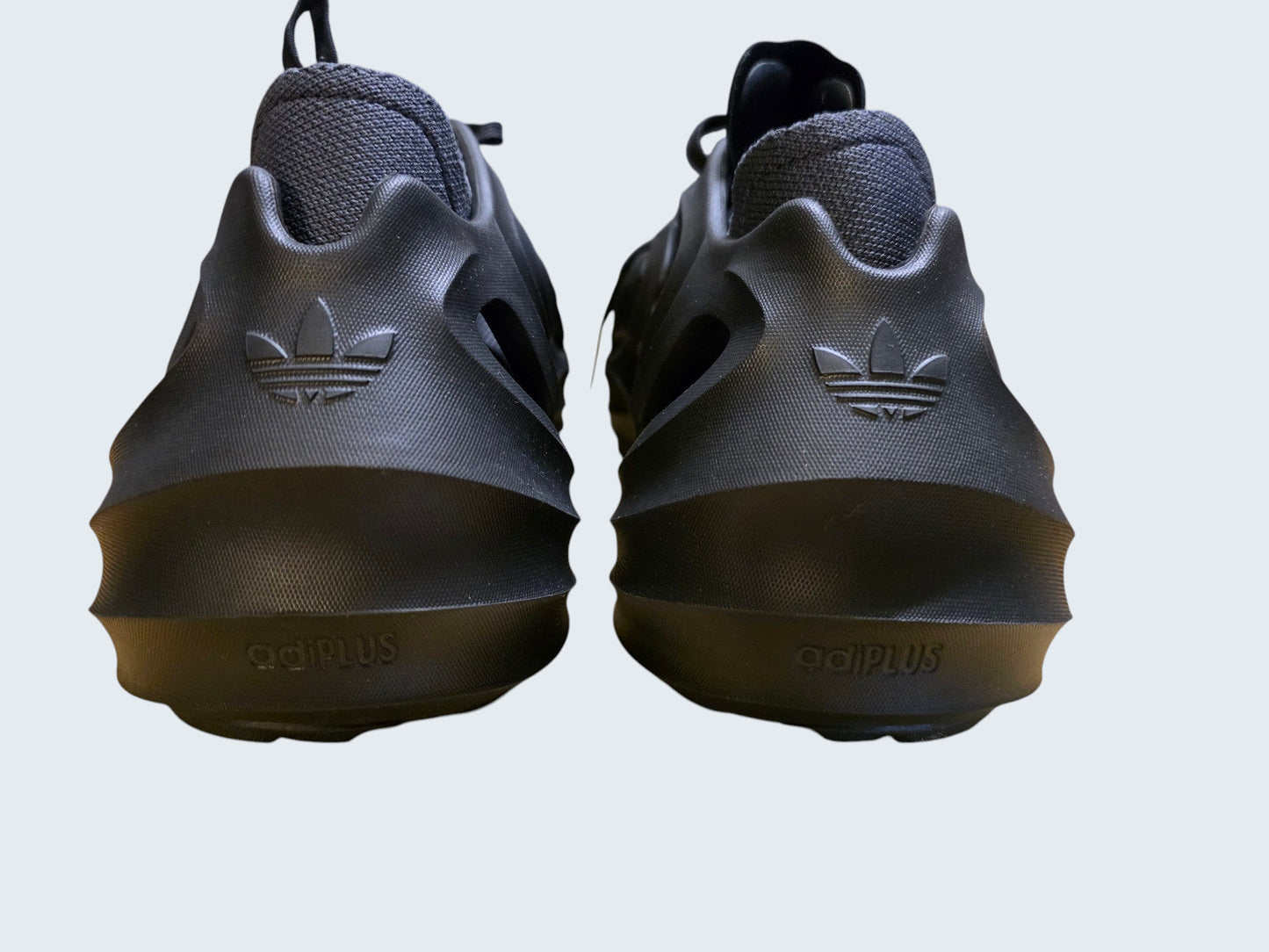 Czarne buty męskie adidas adiFOM Q z piankową konstrukcją i logo marki, oferowane przez Latające Wieszaki