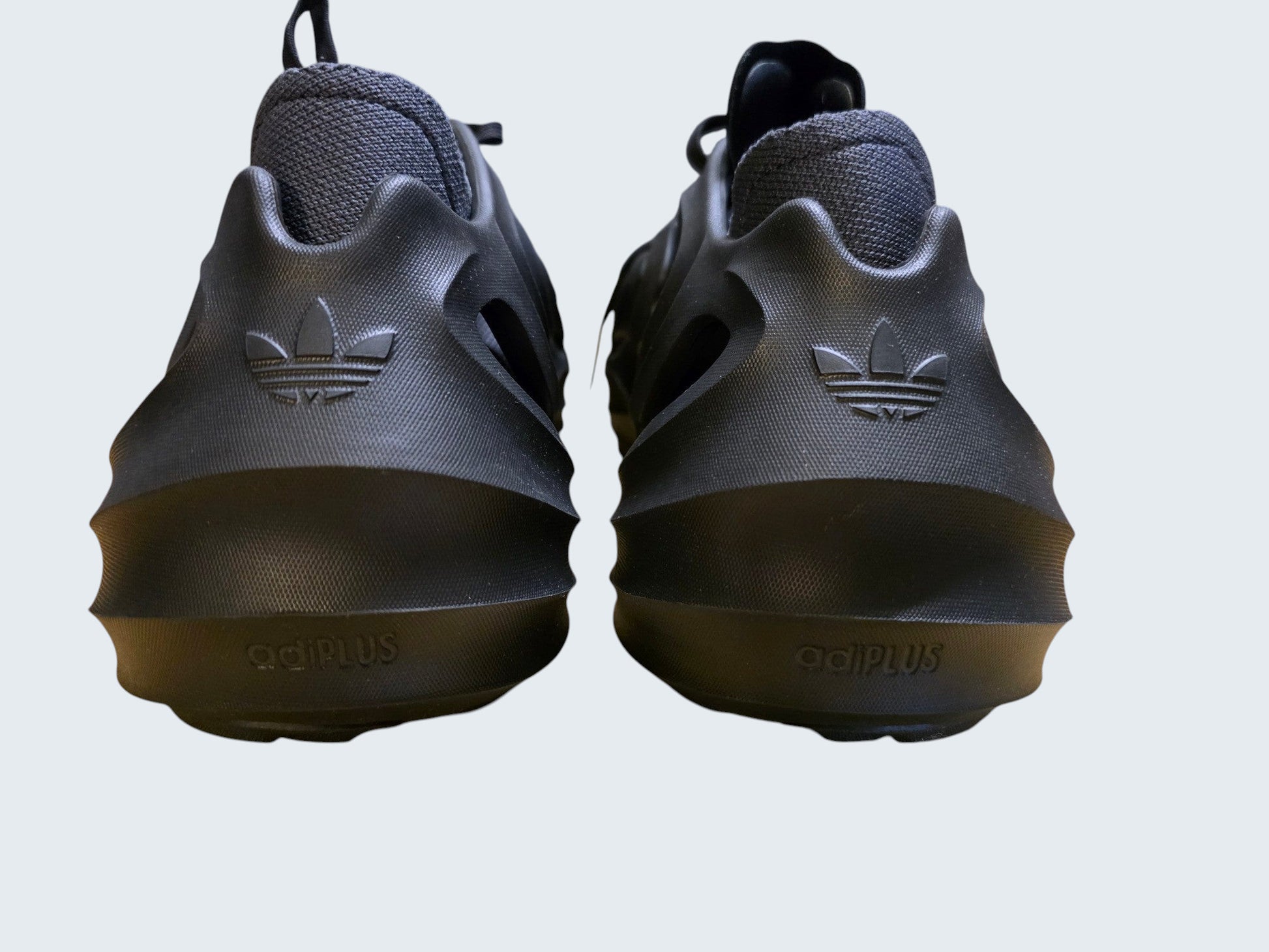 Czarne buty męskie adidas adiFOM Q z piankową konstrukcją i logo marki, oferowane przez Latające Wieszaki