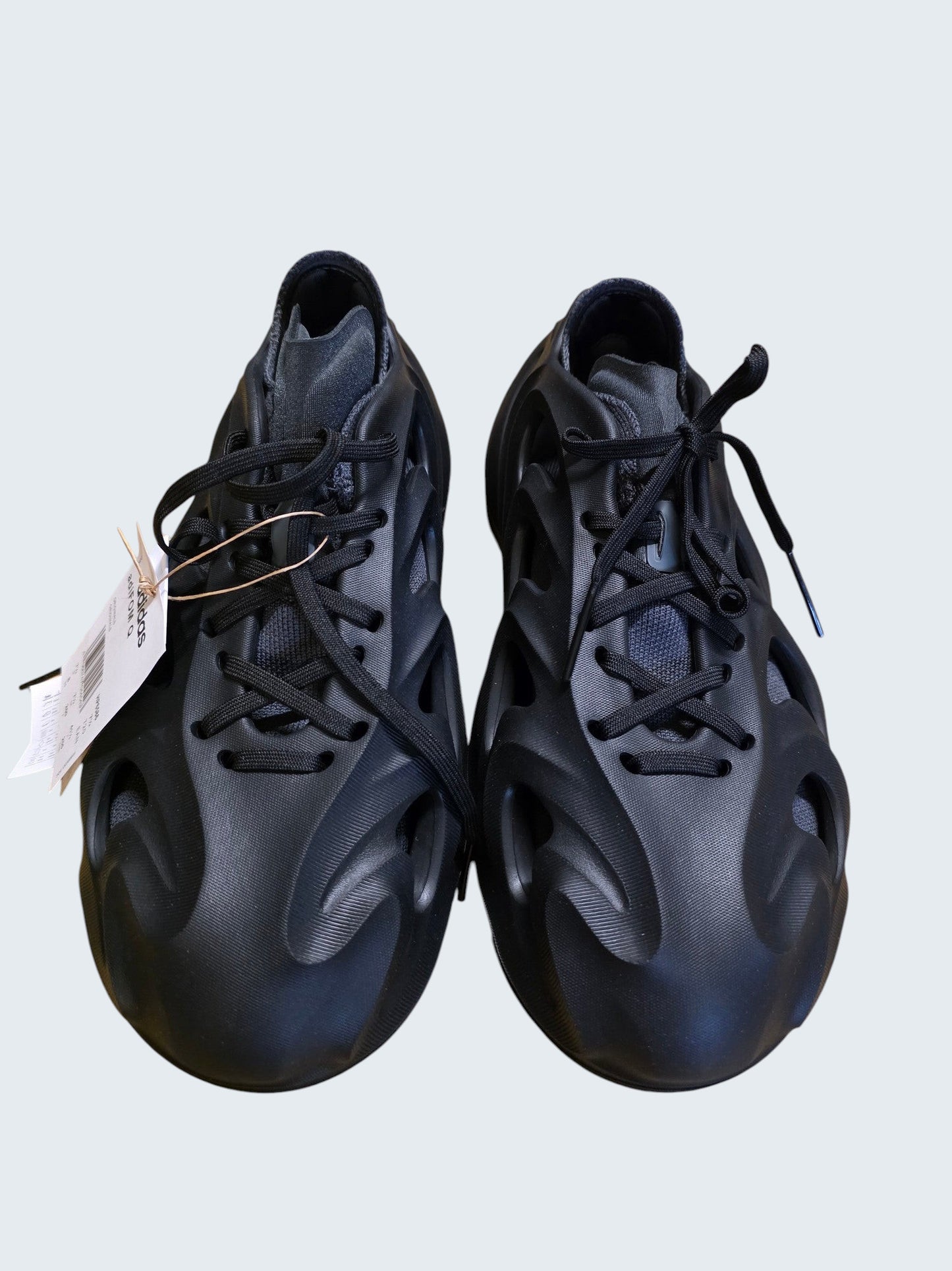 Czarne sneakersy Latające Wieszaki adidas adiFOM Q z futurystyczną piankową cholewką i wewnętrzną skarpetą