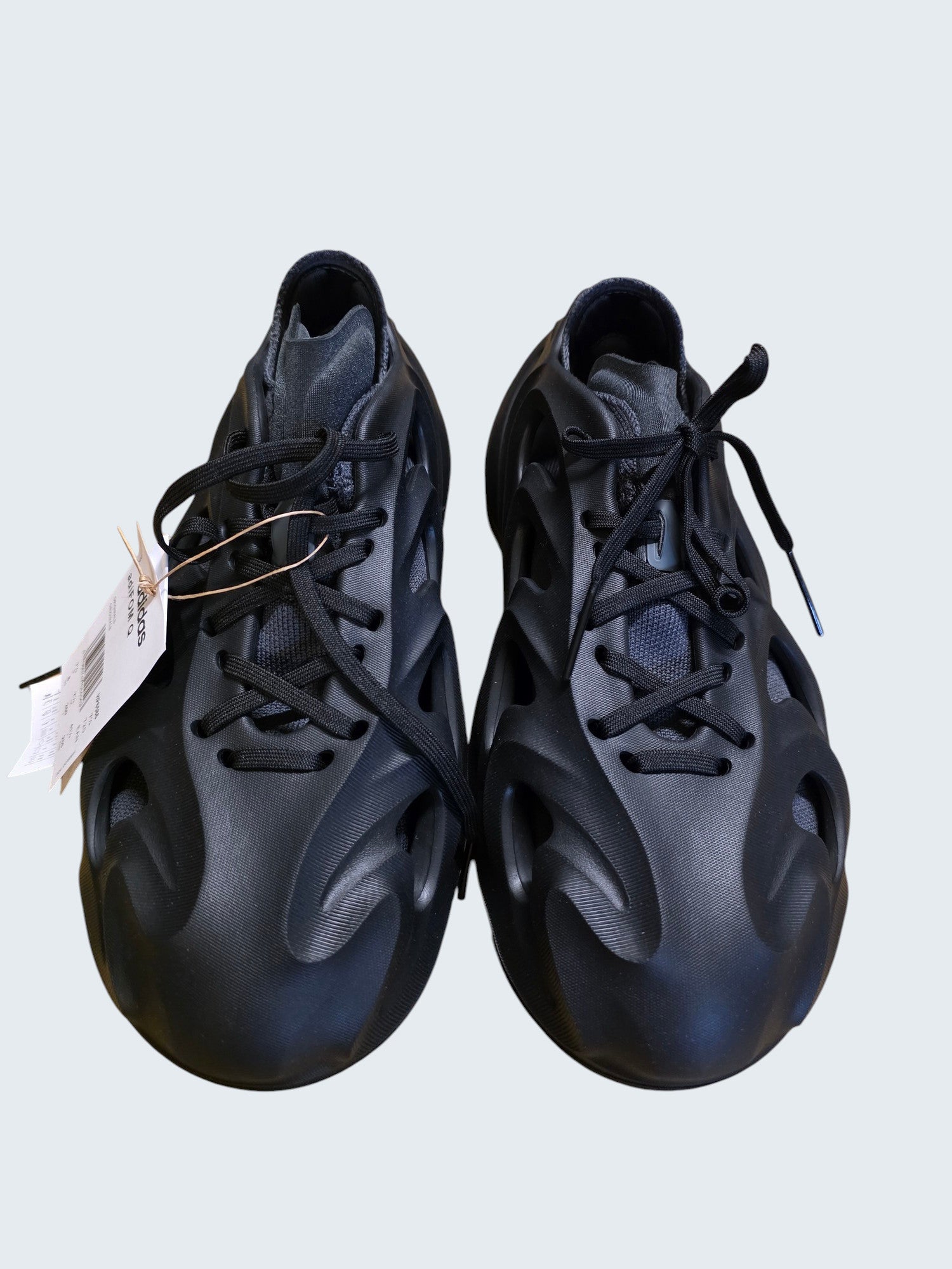 Czarne sneakersy Latające Wieszaki adidas adiFOM Q z futurystyczną piankową cholewką i wewnętrzną skarpetą