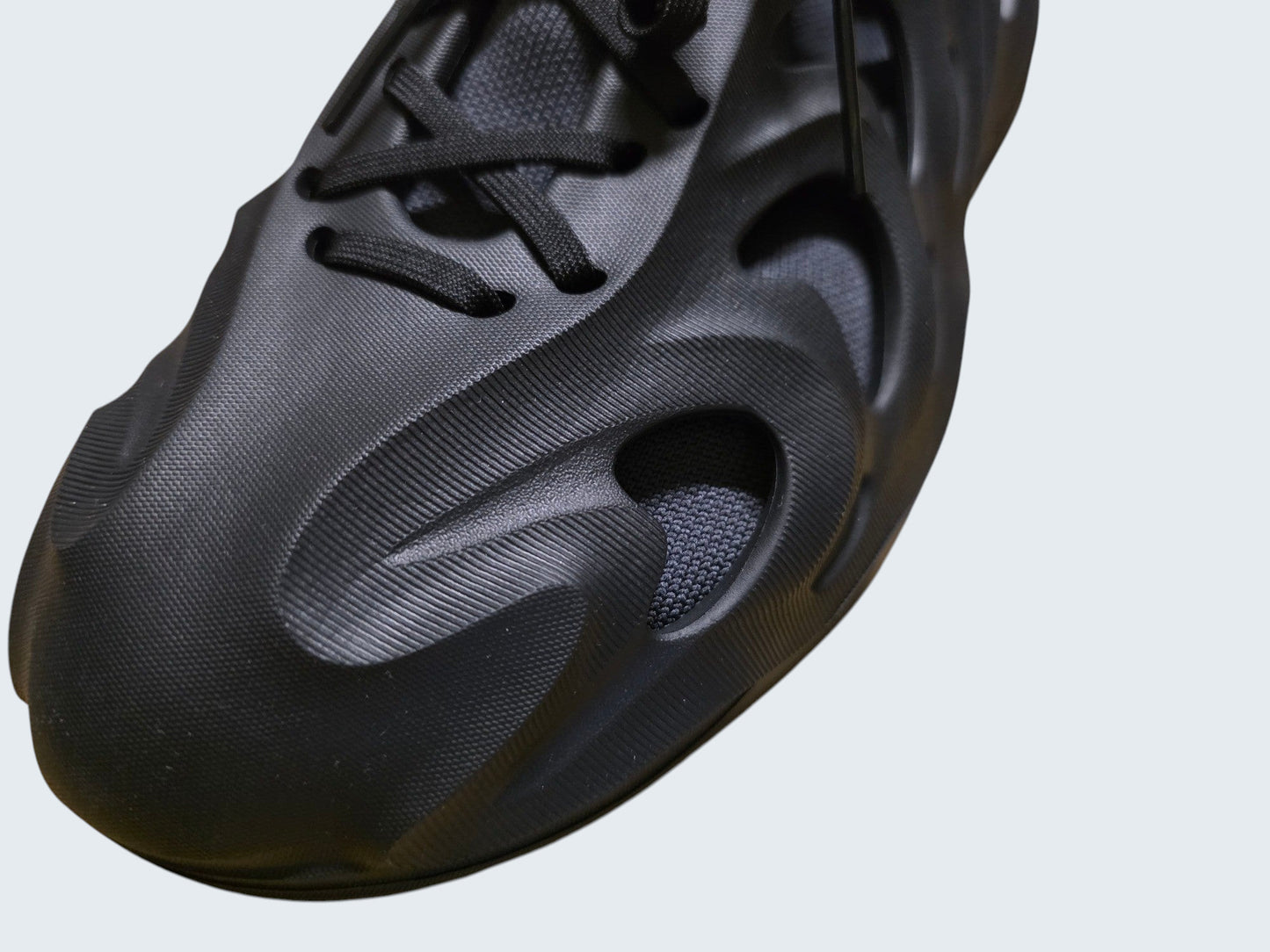 Czarne sneakersy adidas adiFOM Q z piankową cholewką i tekstylną skarpetą, oferowane przez Latające Wieszaki