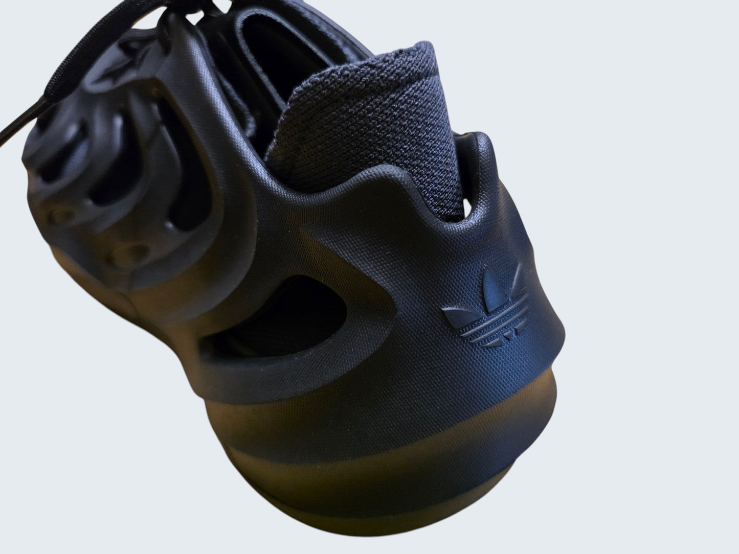 Czarne buty adidas adiFOM Q od Latające Wieszaki z piankową konstrukcją i tekstylną skarpetą wewnętrzną