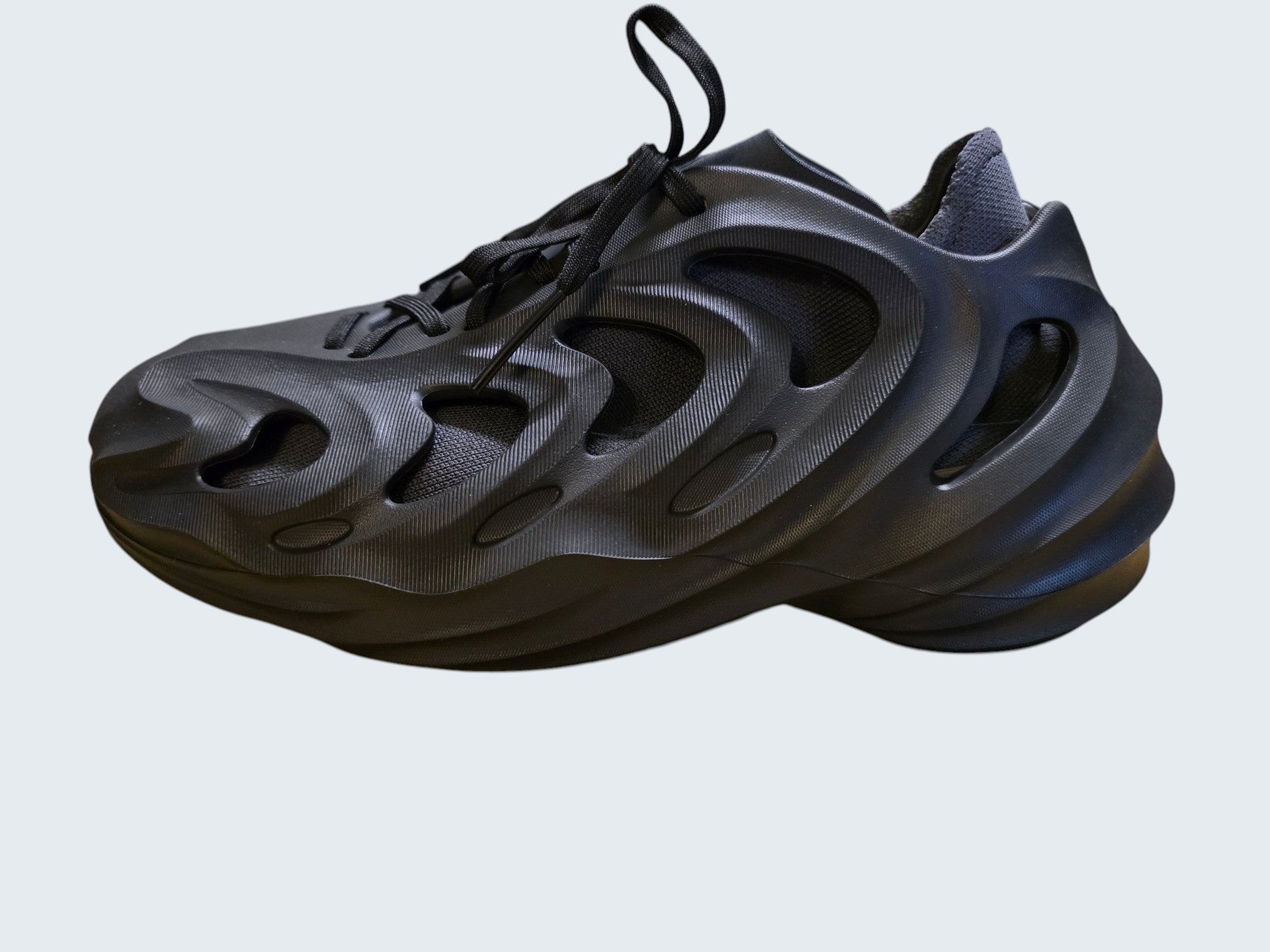 Czarne sneakersy Latające Wieszaki adidas adiFOM Q z futurystyczną piankową cholewką i tekstylną skarpetą wewnątrz
