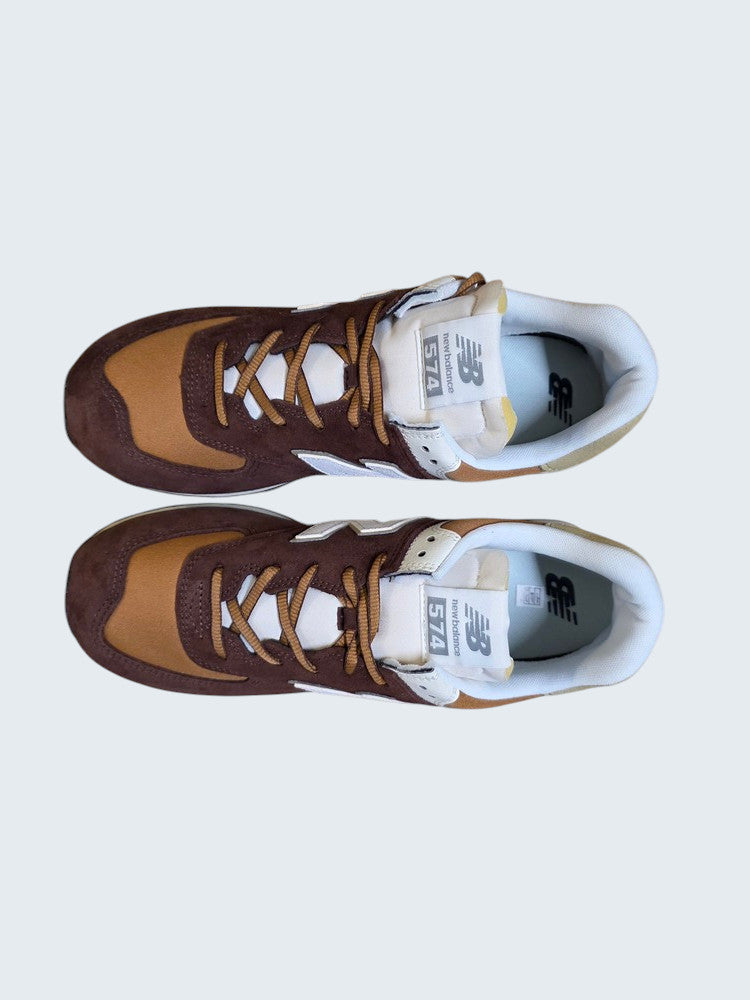 Buty sportowe New Balance 574 w odcieniach brązu i beżu z zamszowymi wstawkami, widok z góry, Latające Wieszaki