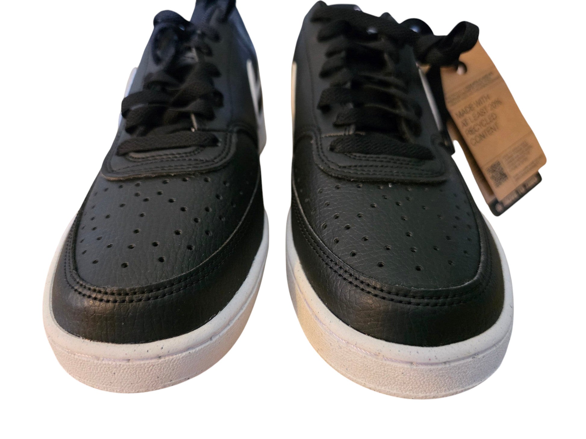 Czarne sneakersy Nike Court Vision Low z białym logo Swoosh i perforowaną cholewką od Latające Wieszaki