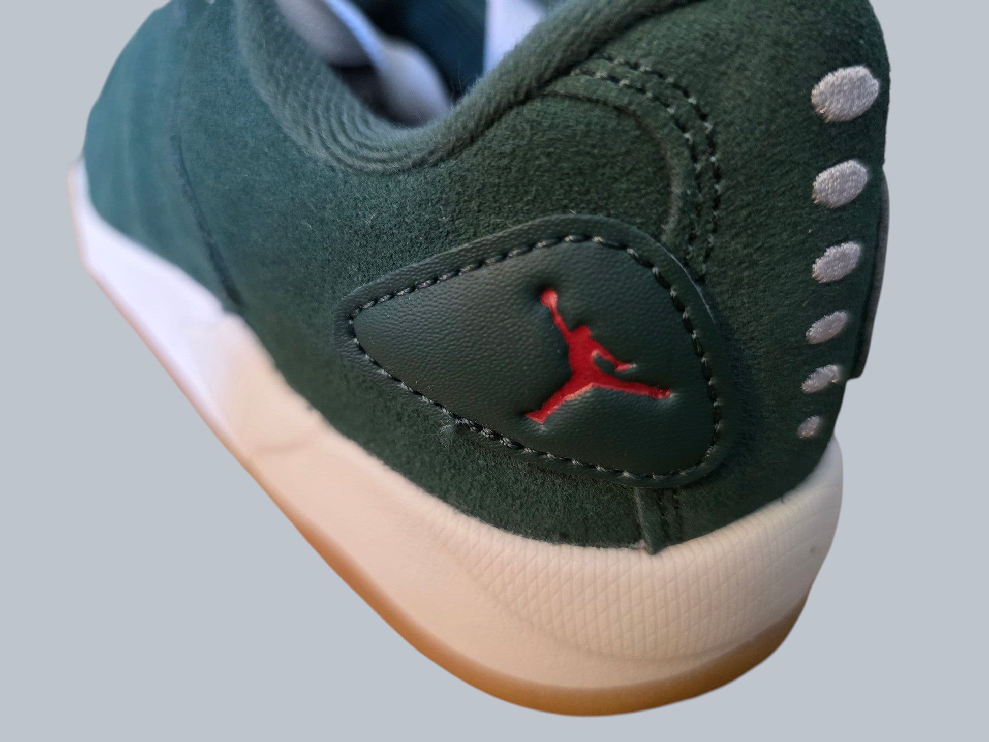 Zamszowe buty Jordan Latające Wieszaki w kolorze butelkowej zieleni z czerwonym logo Jumpman i gumową podeszwą