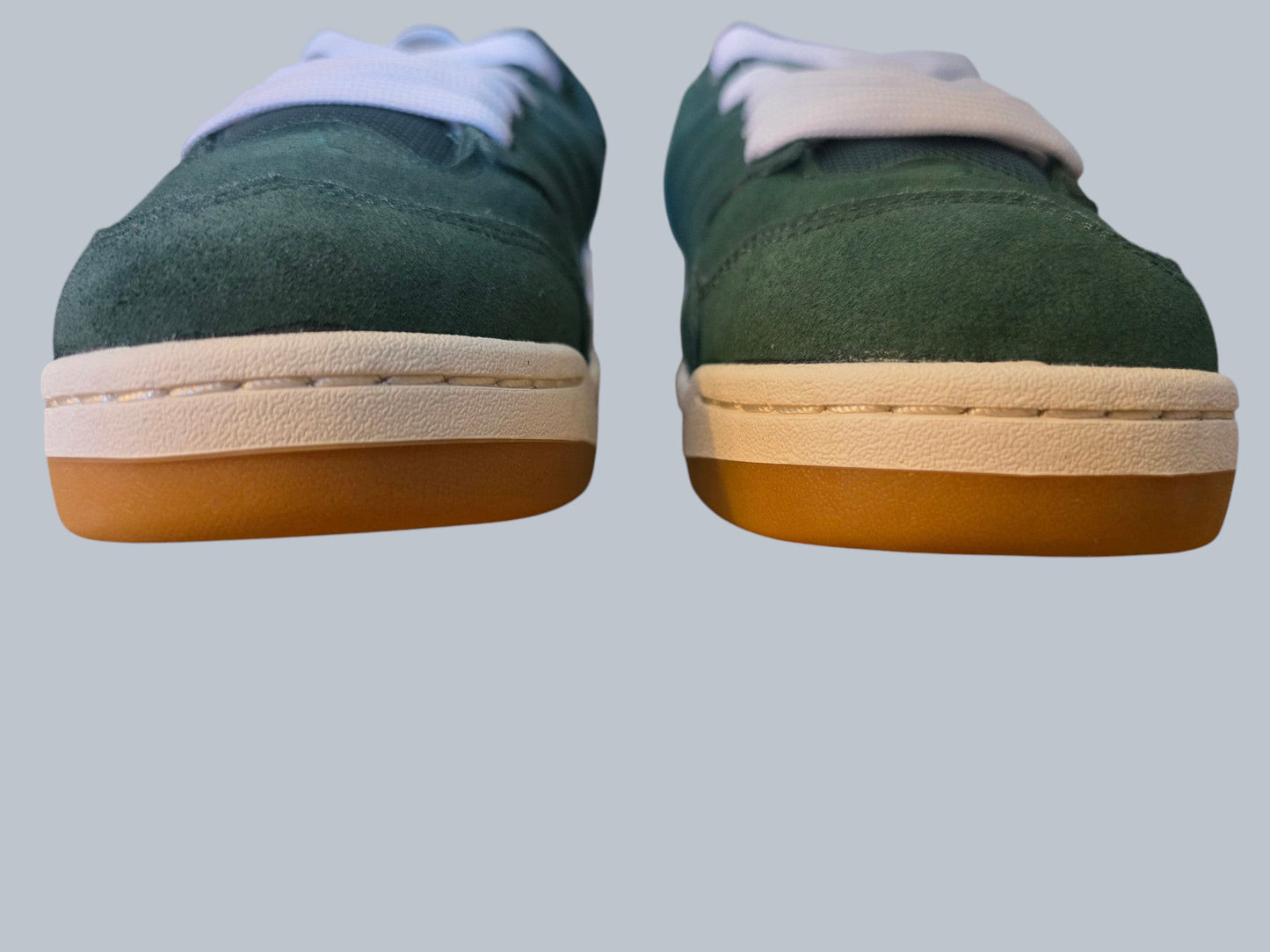 Męskie sneakersy Jordan Latające Wieszaki z zielonego zamszu z białymi sznurowadłami i gumową podeszwą, widok z przodu.