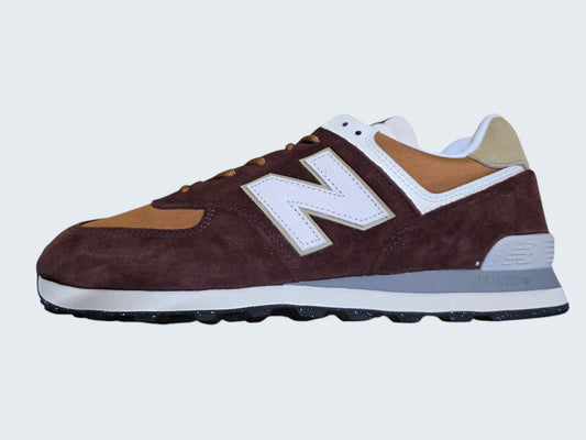 Buty sportowe New Balance w kolorach brązu i beżu z zamszowymi wstawkami, oferowane przez Latające Wieszaki.