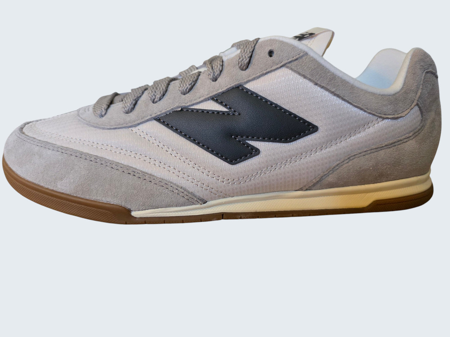 Męskie buty sportowe Latające Wieszaki New Balance URC42 w kolorze szarym z zamszu i materiału z gumową podeszwą