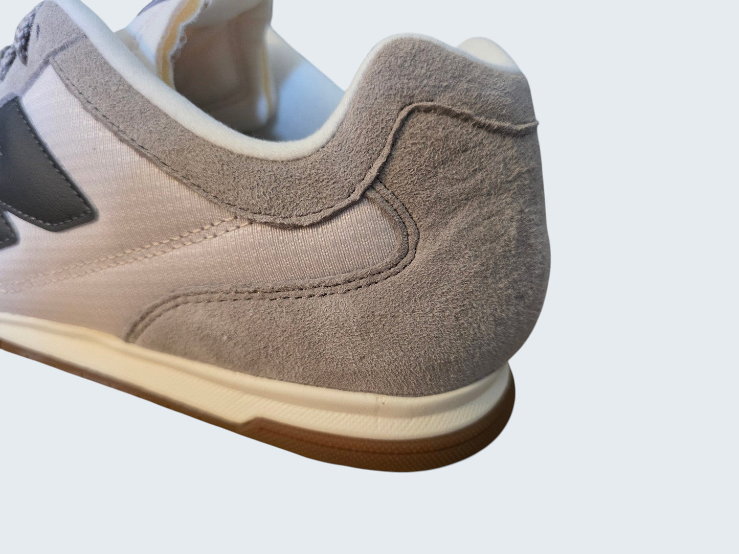 Buty męskie Latające Wieszaki New Balance URC42 z szarego zamszu i materiału tekstylnego z gumową podeszwą