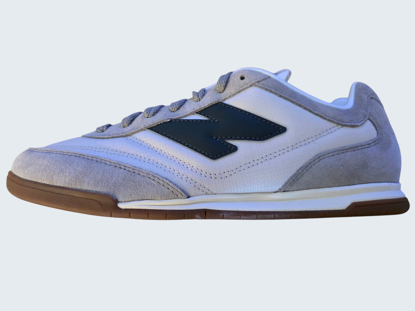 Męskie buty sportowe New Balance URC42 w kolorze szarym z zamszu i materiału z gumową podeszwą od Latające Wieszaki