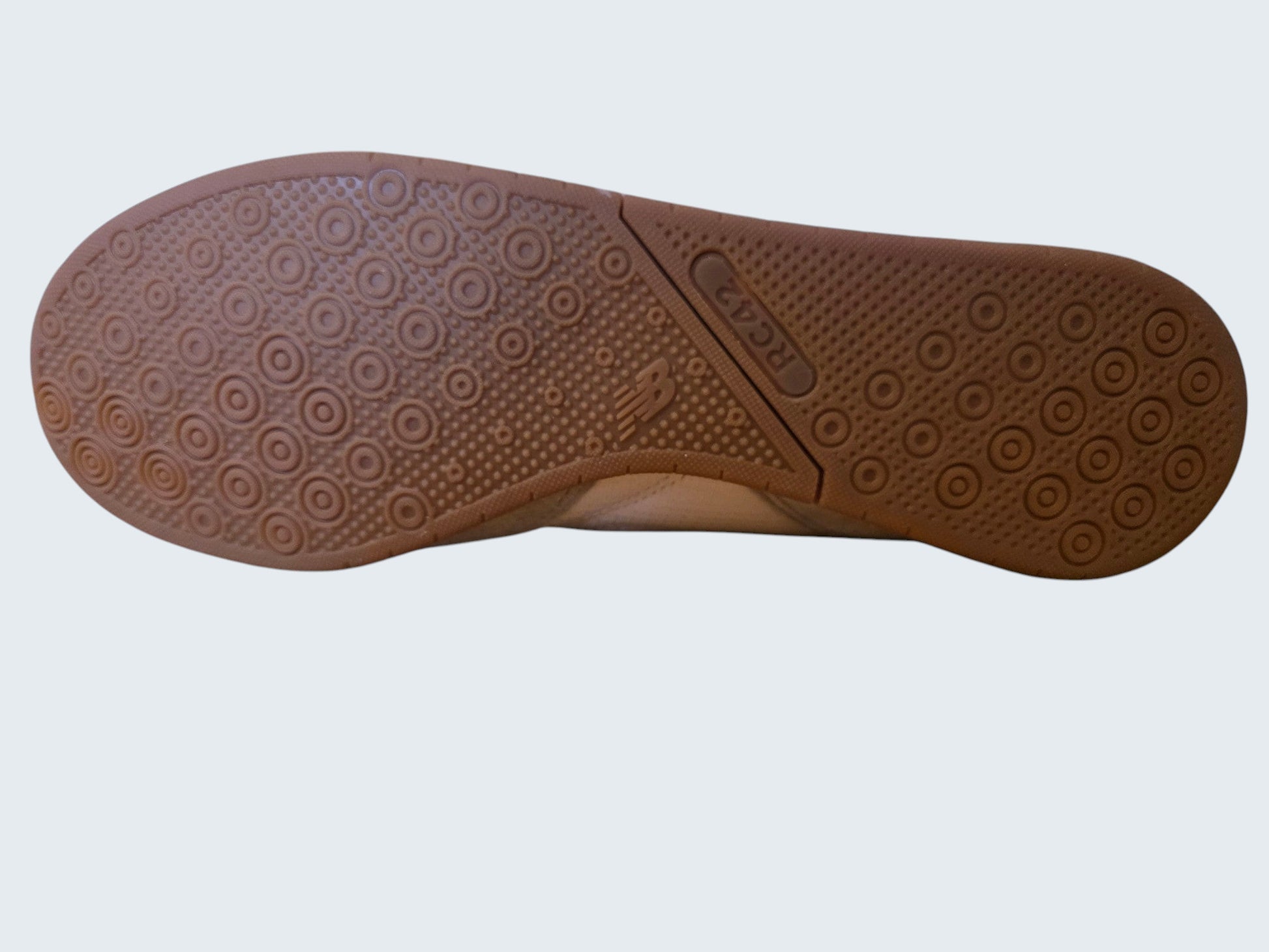 Podeszwa gumowa typu gum-sole butów sportowych New Balance URC42 z widocznym bieżnikiem i logo marki Latające Wieszaki