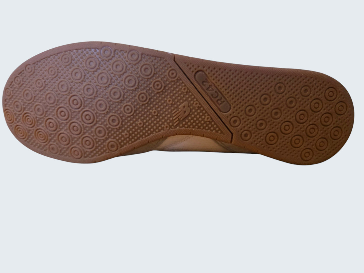 Podeszwa butów New Balance URC42 od Latające Wieszaki z charakterystycznym bieżnikiem typu gum-sole