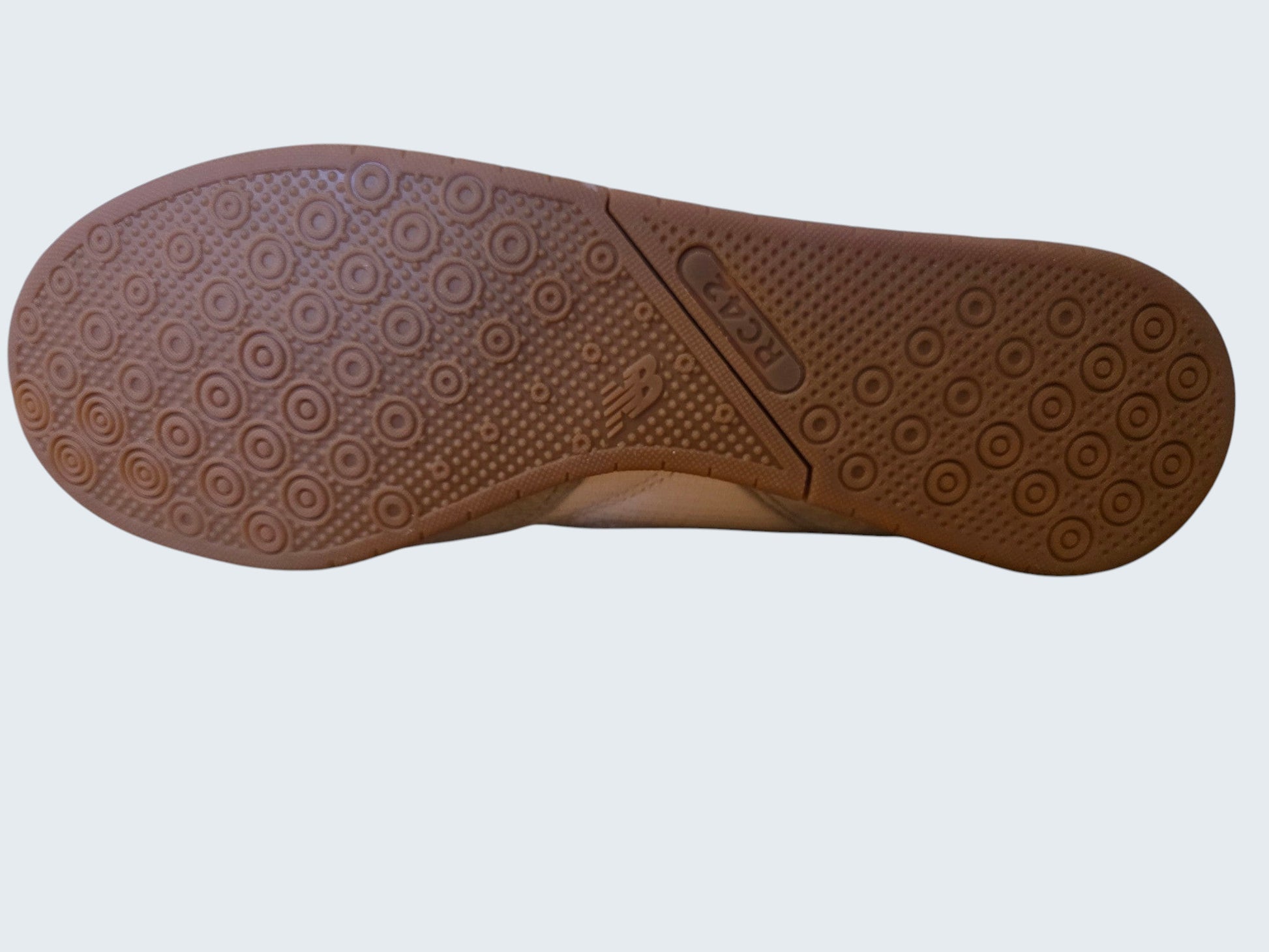 Podeszwa butów New Balance URC42 od Latające Wieszaki z charakterystycznym bieżnikiem typu gum-sole
