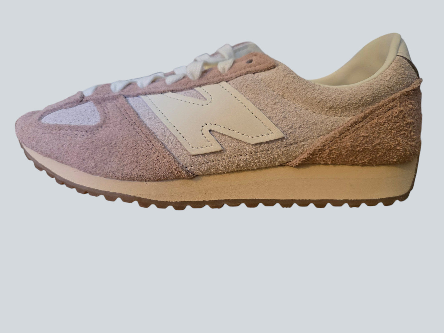 Damskie sneakersy Latające Wieszaki New Balance z zamszu w odcieniach różu i beżu z charakterystycznym logo na boku