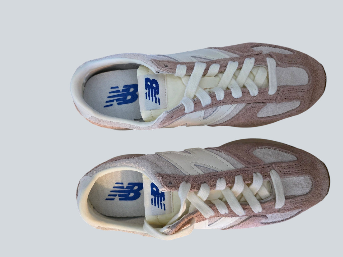 Damskie sneakersy Latające Wieszaki New Balance w odcieniach różu i beżu wykonane z zamszu, widok z góry.