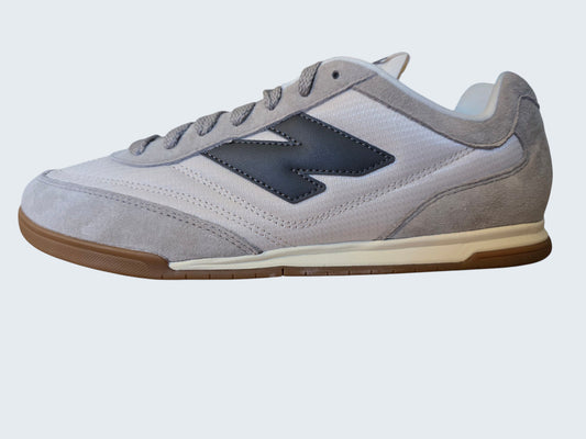 Męskie buty sportowe Latające Wieszaki New Balance URC42 w kolorze szarym z zamszu i materiału z gumową podeszwą