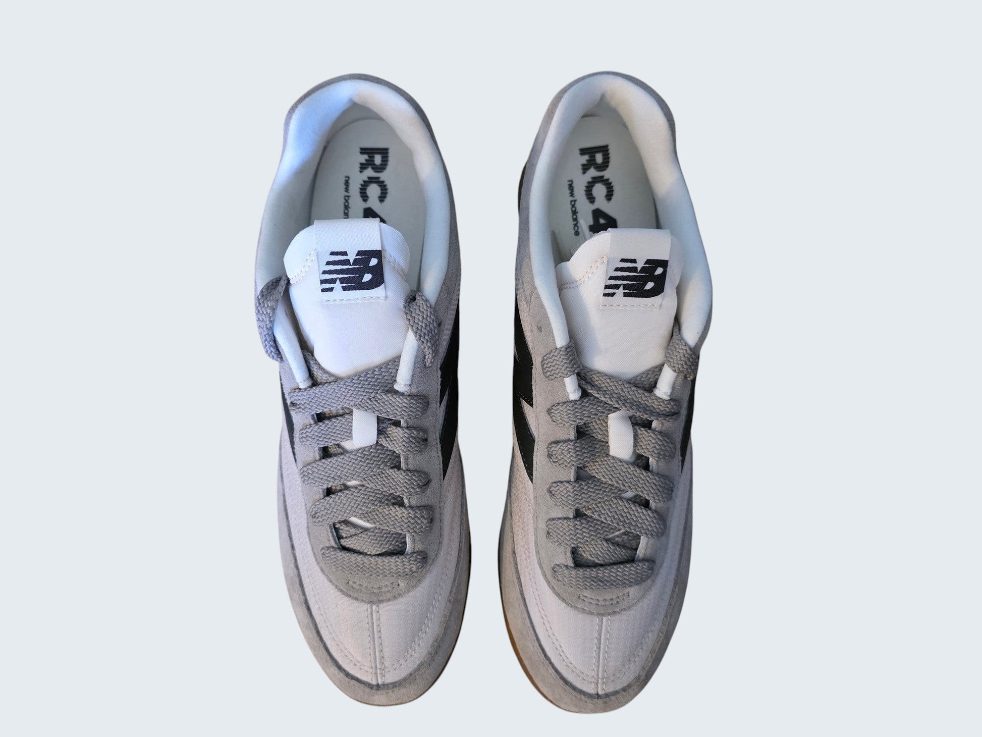 Męskie buty sportowe Latające Wieszaki New Balance URC42 w kolorze szarym z zamszowymi detalami, widok z góry