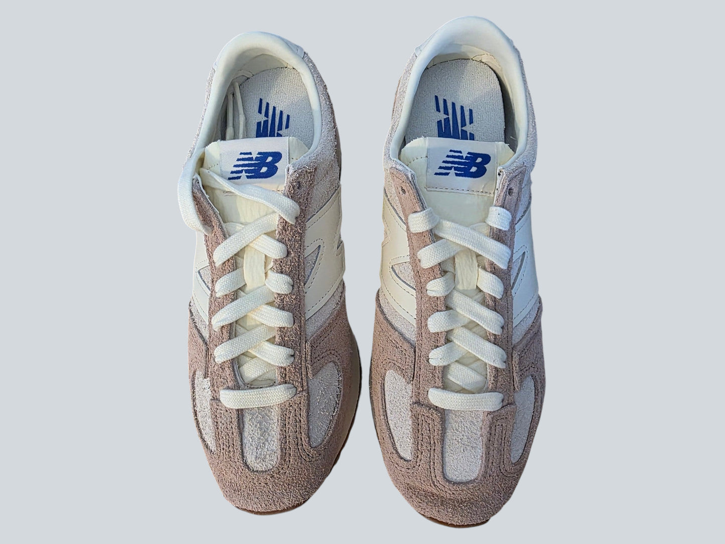 Damskie sneakersy Latające Wieszaki New Balance z zamszu w odcieniach różu i beżu z białymi sznurowadłami