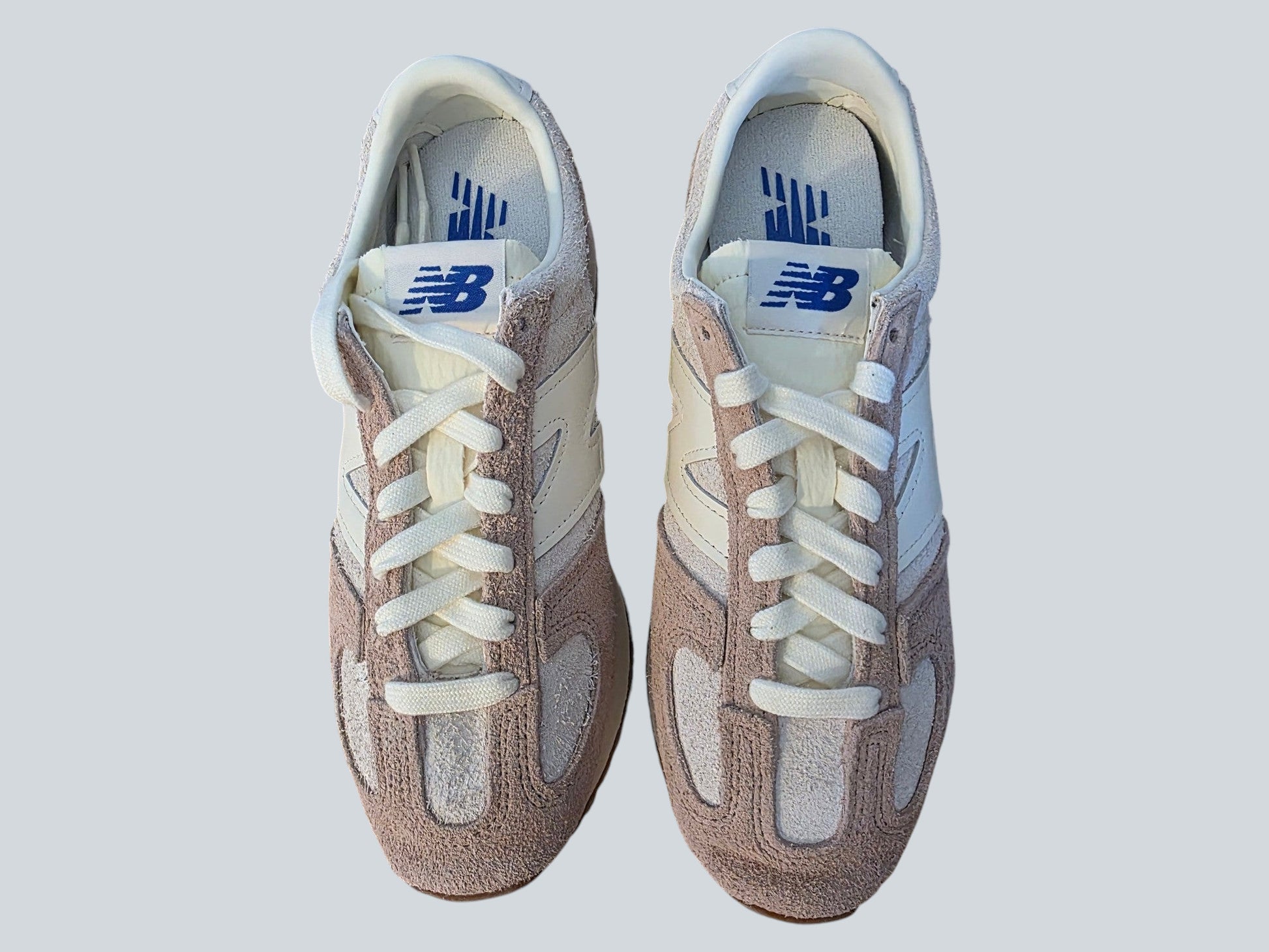 Damskie sneakersy Latające Wieszaki New Balance z zamszu w odcieniach różu i beżu z białymi sznurowadłami