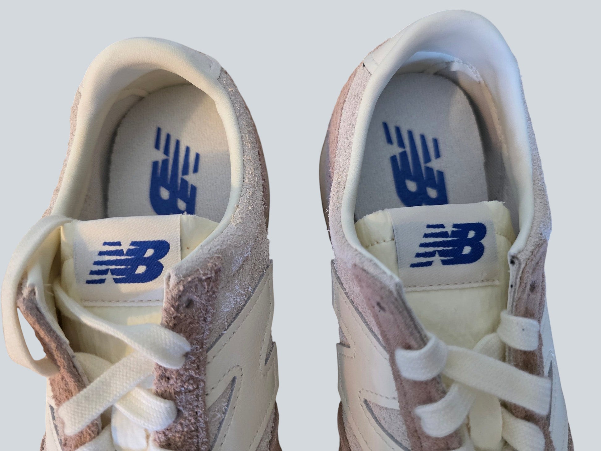 Damskie sneakersy Latające Wieszaki New Balance z zamszu w odcieniach różu i beżu z widocznym logo na wkładkach