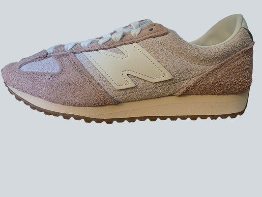 Damskie sneakersy New Balance od Latające Wieszaki z zamszu w odcieniach różu i beżu na gumowej podeszwie