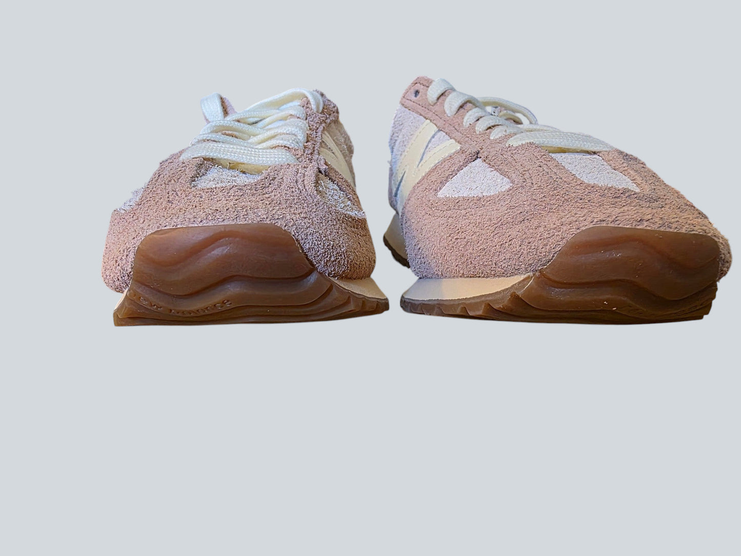 Damskie sneakersy Latające Wieszaki New Balance z zamszu w odcieniach różu i beżu na gumowej podeszwie