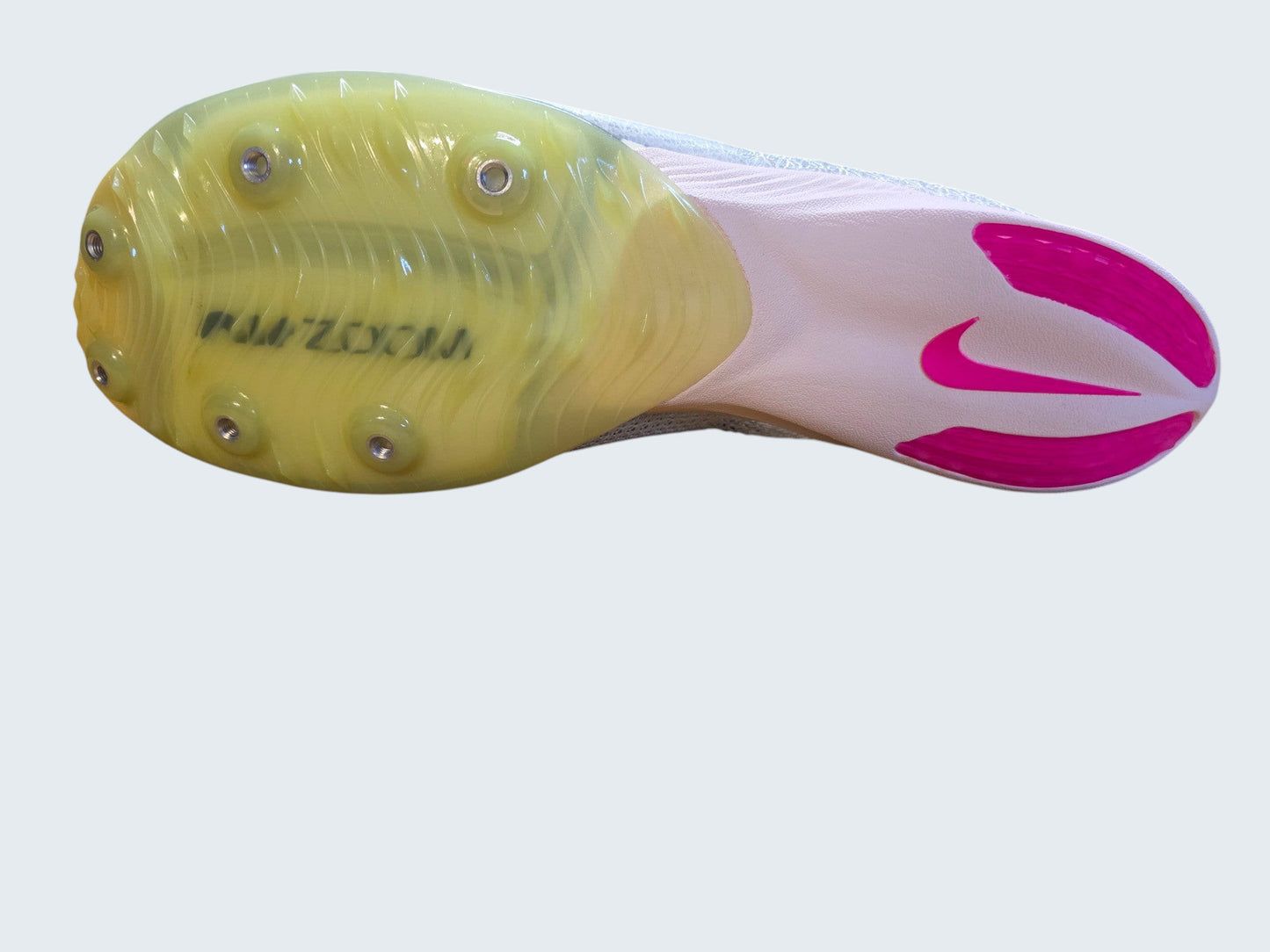 Latające Wieszaki Nike Air Zoom Victory, białe kolce lekkoatletyczne z różowym logo i żółtą podeszwą z kolcami
