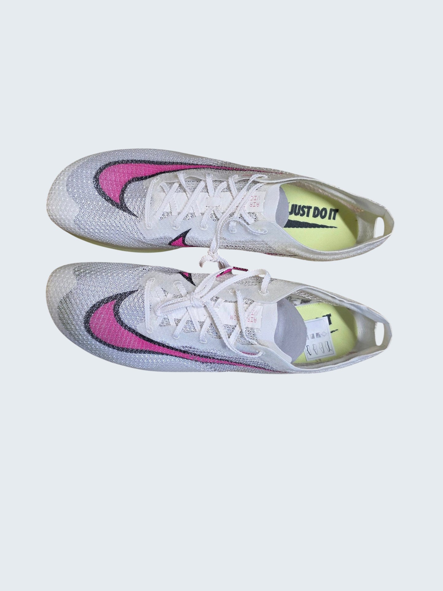 Latające Wieszaki Nike Air Zoom Victory, białe kolce lekkoatletyczne z różowym logo i technologią AtomKnit