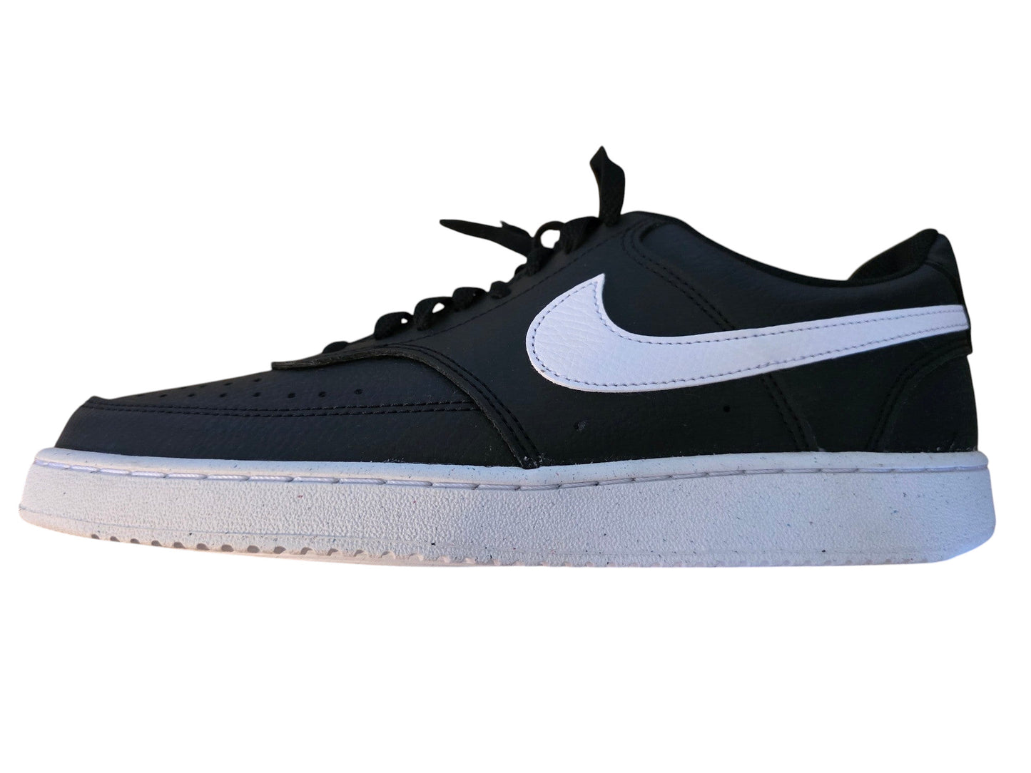 Czarne sneakersy Nike Court Vision Low z białym logo Swoosh i gumową podeszwą, oferowane przez Latające Wieszaki.