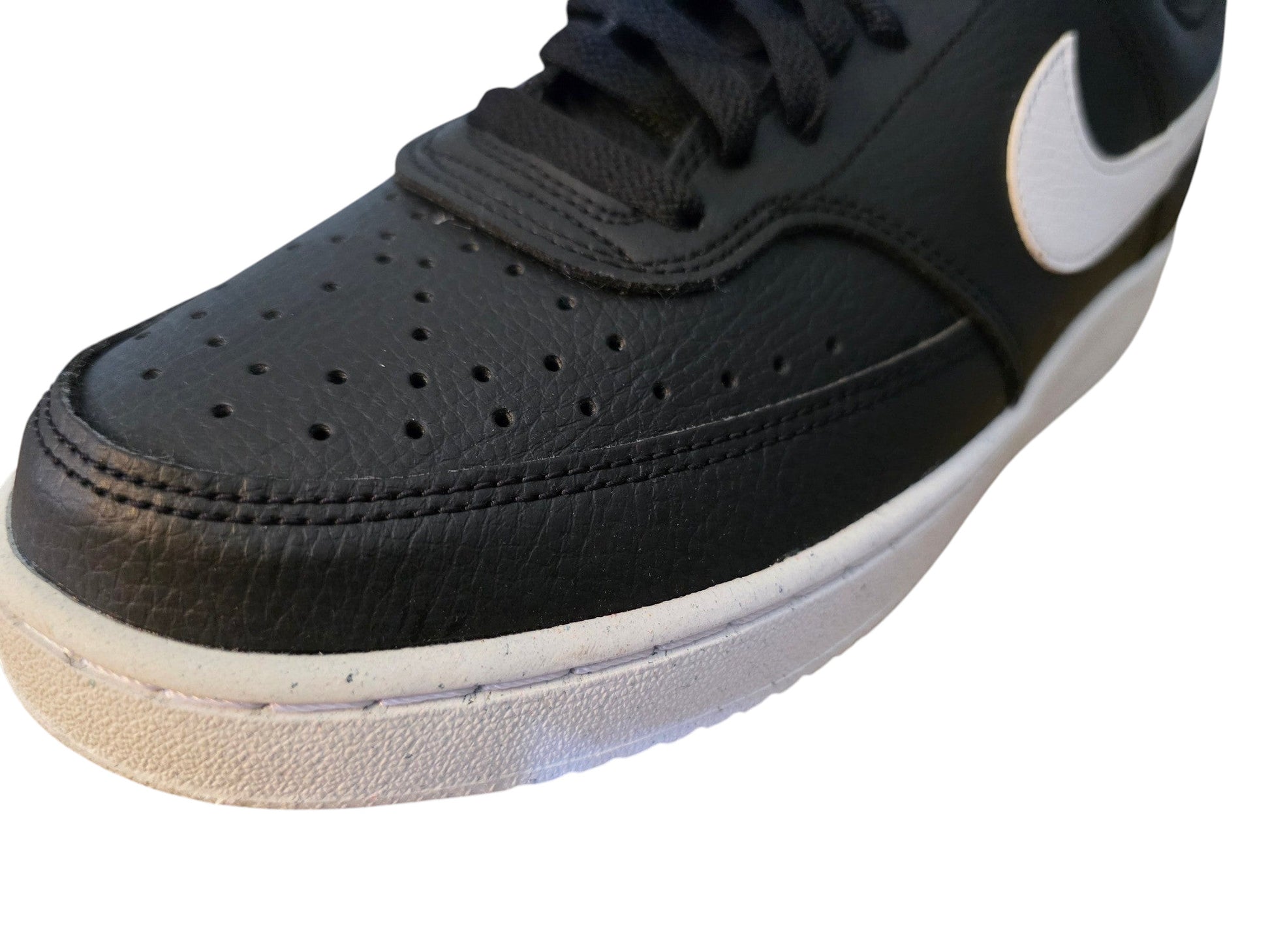 Czarne sneakersy Nike Court Vision Low z białym logo Swoosh i perforowaną cholewką ze sklepu Latające Wieszaki