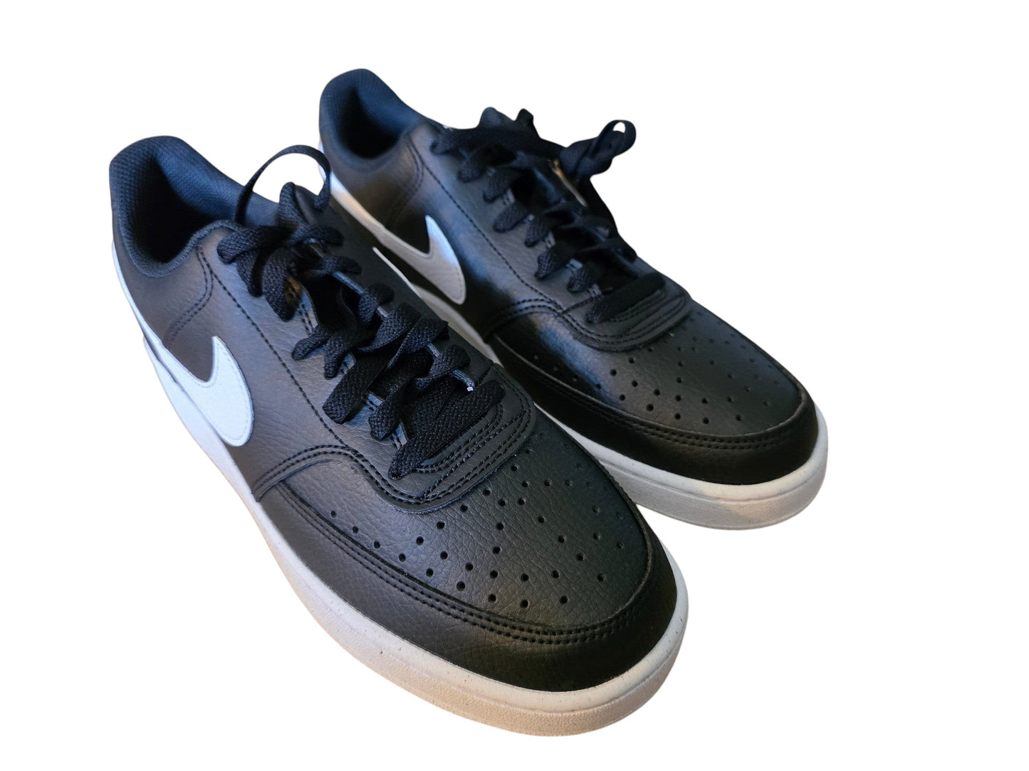 Czarne sneakersy Nike Court Vision Low z białym logo Swoosh i perforowaną cholewką ze sklepu Latające Wieszaki