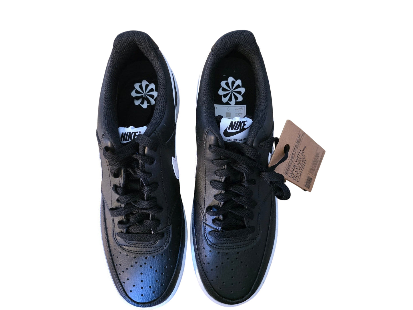 Czarne sneakersy Nike Court Vision Low z białym logo Swoosh i perforowaną cholewką, dostępne w Latające Wieszaki.