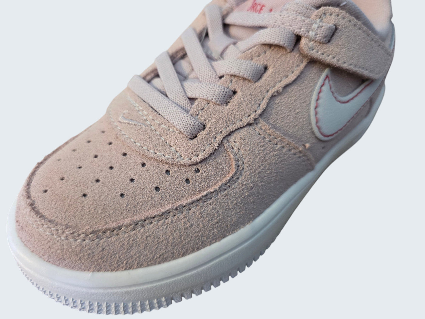 Dziecięce buty Nike Force 1 od Latające Wieszaki z różowego zamszu z czerwonym logo Swoosh i zapięciem na rzep