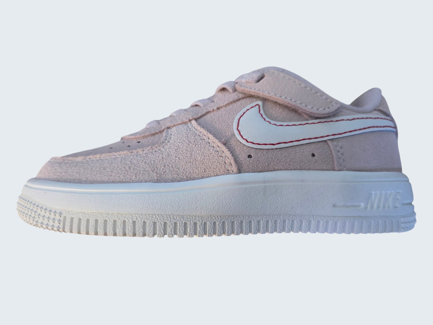 Dziecięce buty sportowe Nike Force 1 od Latające Wieszaki z różowego zamszu z czerwonym logo Swoosh i rzepem