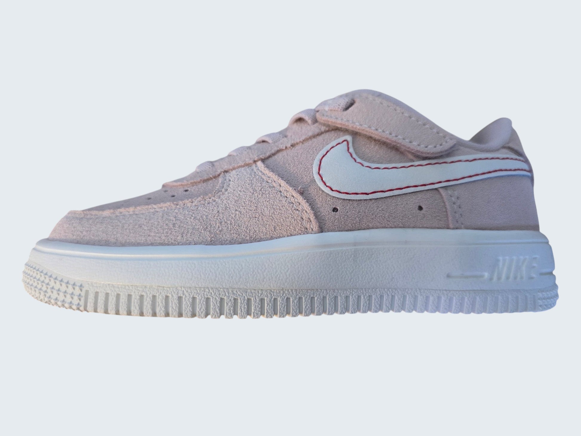 Dziecięce buty sportowe Nike Force 1 od Latające Wieszaki z różowego zamszu z czerwonym logo Swoosh i rzepem
