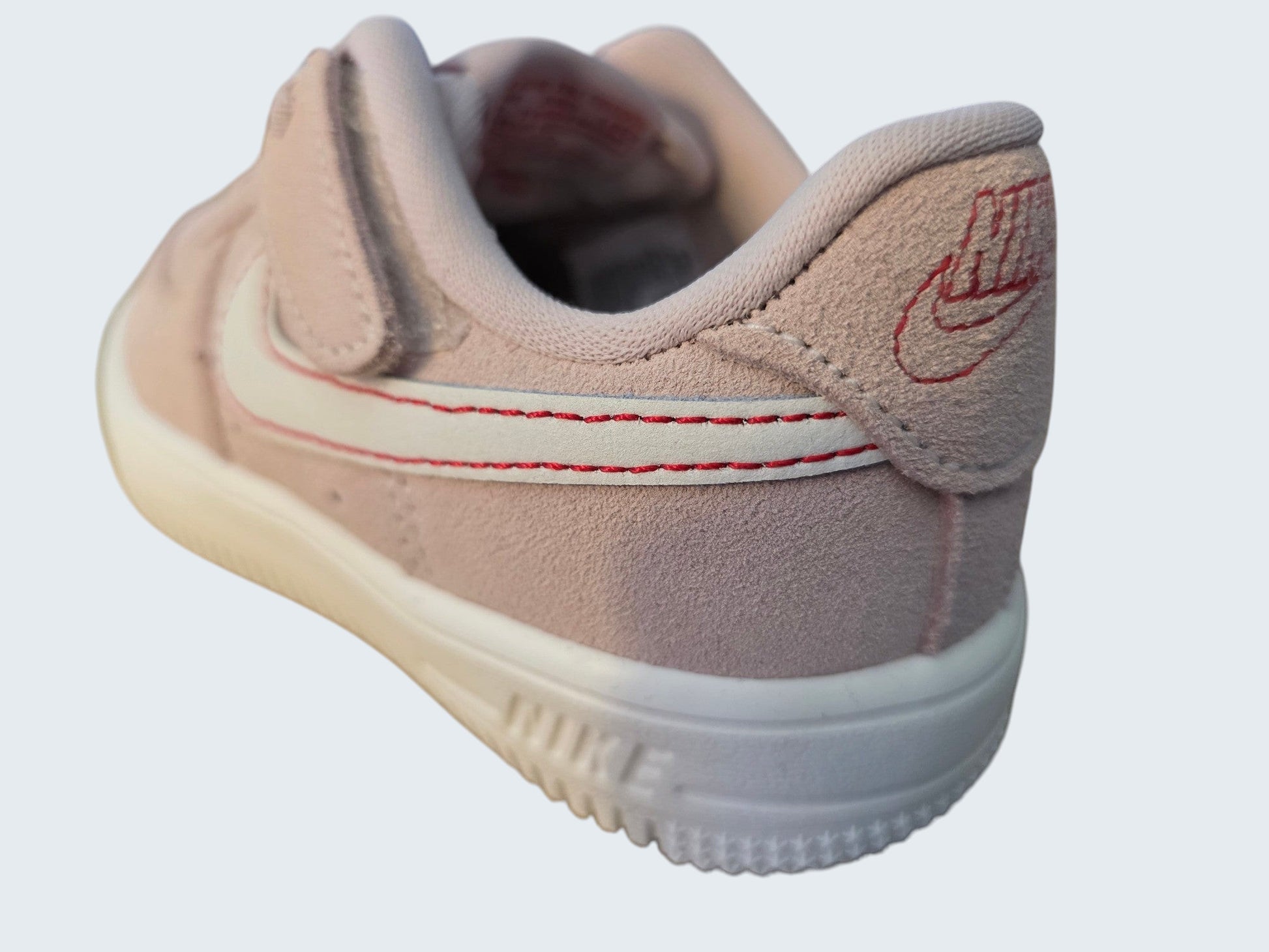 Dziecięce buty sportowe Latające Wieszaki Nike Force 1 z różowego zamszu z czerwonym logo Swoosh i zapięciem na rzep