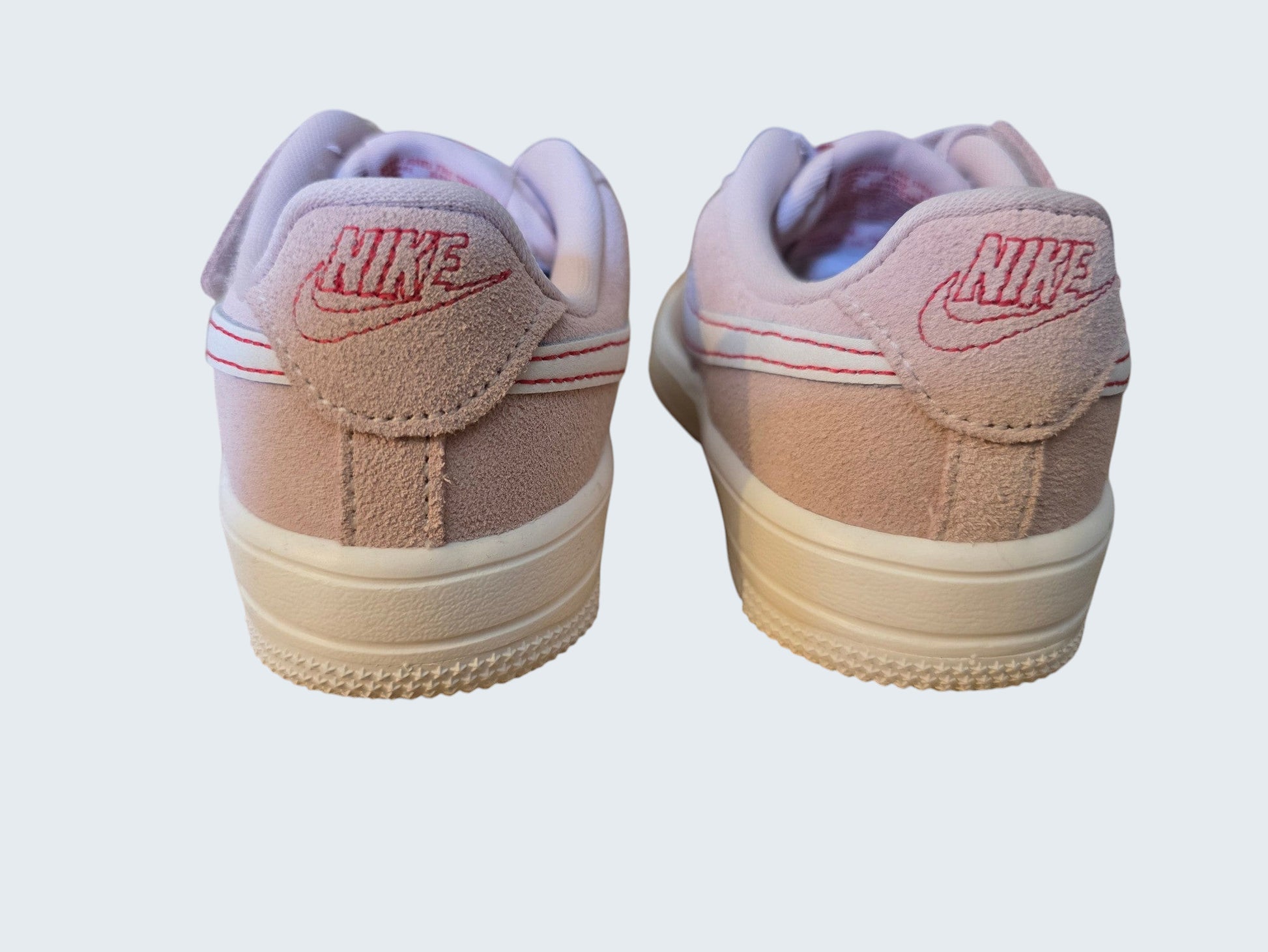Dziecięce buty Latające Wieszaki Nike Force 1 z różowego zamszu z czerwonymi detalami i logo na pięcie