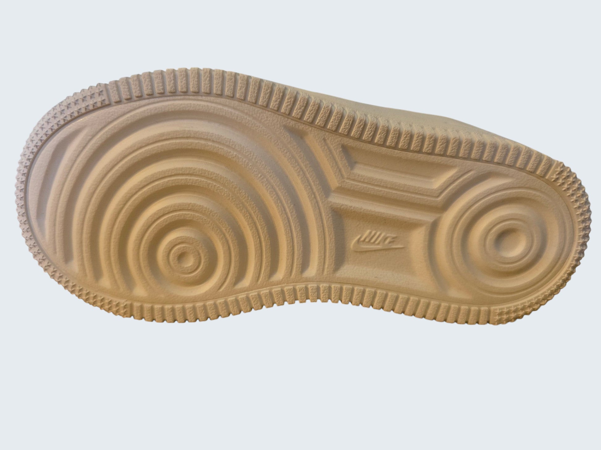 Podeszwa dziecięcych butów Nike Force 1 ze sklepu Latające Wieszaki z charakterystycznym bieżnikiem i logo Nike
