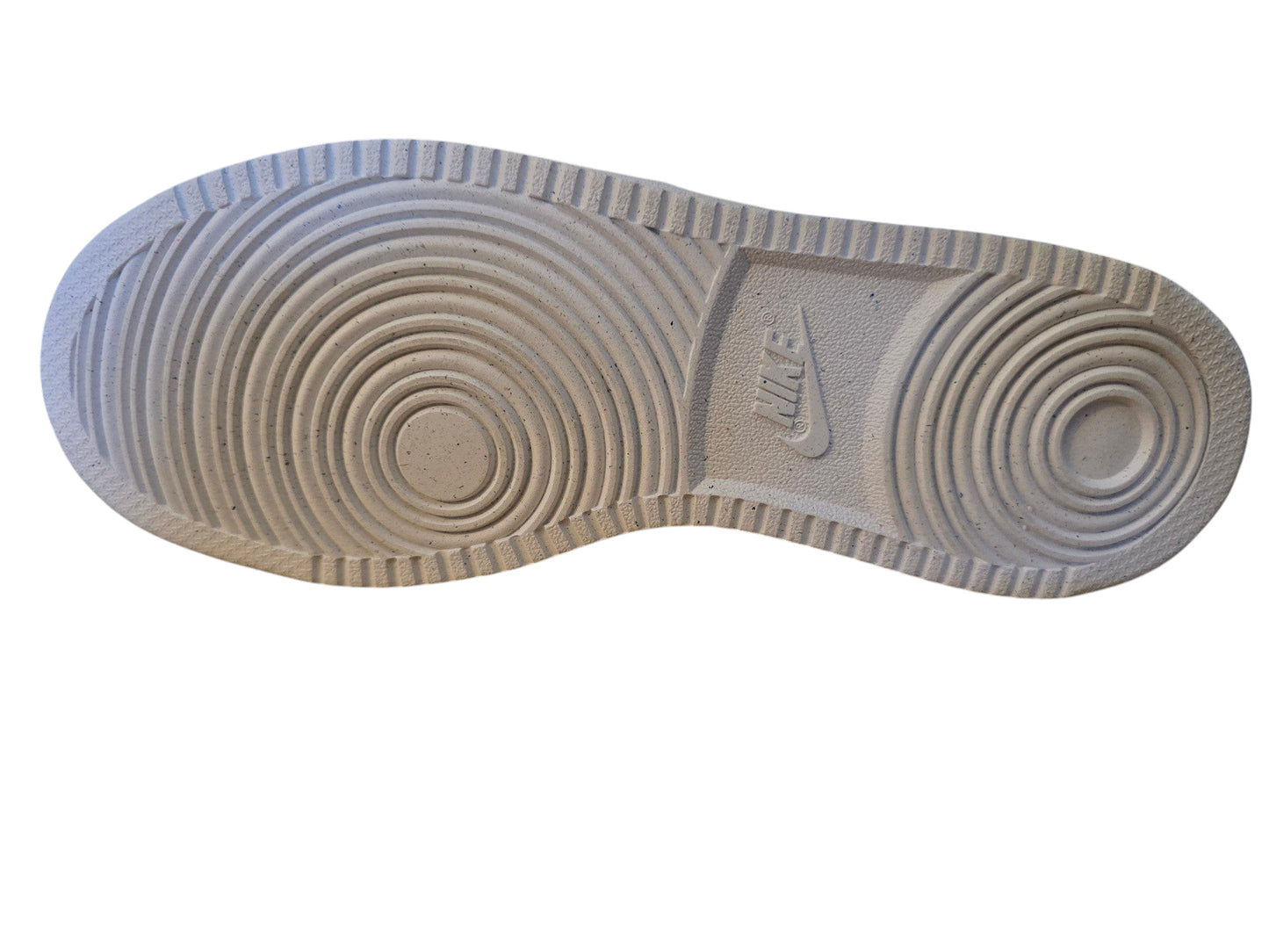 Podeszwa butów Nike Court Vision Low od Latające Wieszaki z charakterystycznym bieżnikiem i logo Nike