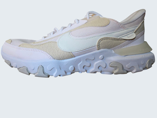 Damskie buty sportowe Latające Wieszaki Nike React Vision w pastelowych odcieniach różu, beżu i bieli na drewnianym stole