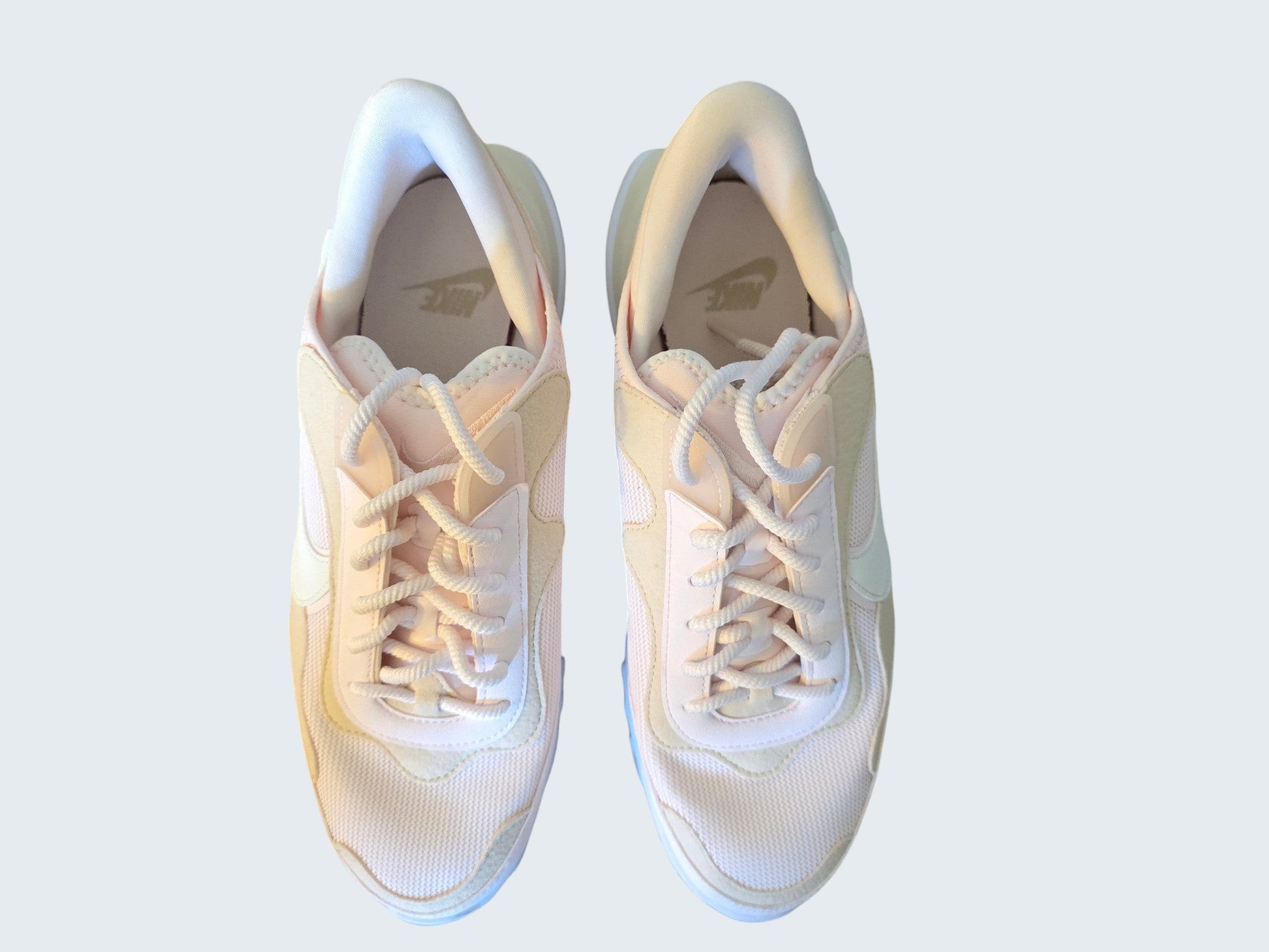 Damskie buty sportowe Nike React Vision w pastelowych odcieniach różu i beżu z przewiewną cholewką od Latające Wieszaki